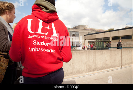 Un ambasciatore dello studente per aiutare i nuovi studenti universitari iscritti al in settimana, Università di East Anglia campus, UEA, Norwich, Norfolk, Regno Unito Foto Stock