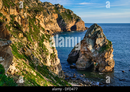 Cabo da Roca è il punto più occidentale della terra europea, sulle rive dell'Oceano Atlantico, Portogallo Foto Stock