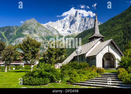 Les Praz de Chamonix chiesa medievale e Aiguille Dru montagna nelle Alpi Foto Stock
