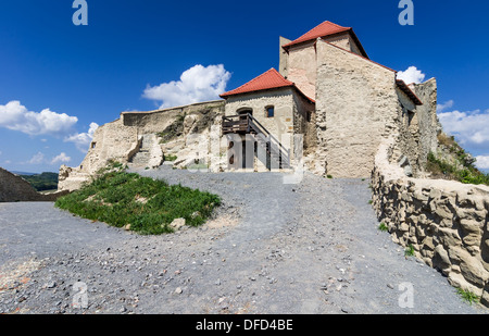 Le rovine della fortezza di Rupea, dalla Transilvania medioevale, costruita dai sassoni nel XIV secolo, oggi punto di riferimento della Romania Foto Stock