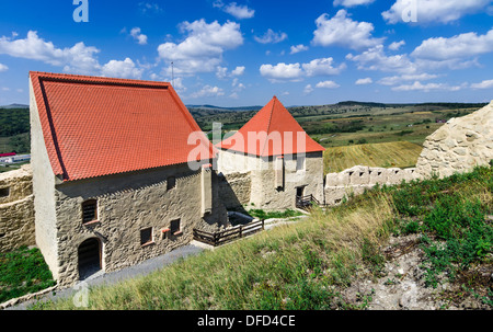 Le rovine della fortezza di Rupea, dalla Transilvania medioevale, costruita dai sassoni nel XIV secolo, oggi punto di riferimento della Romania Foto Stock