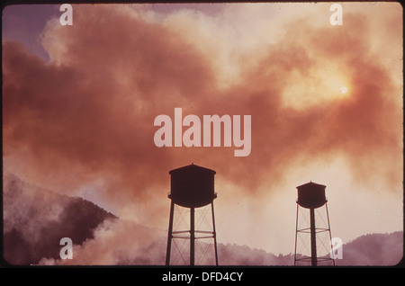 Emissione dalla Union Carbide Ferro Alloy Plant scurisce il cielo in lega, WV 550984 Foto Stock