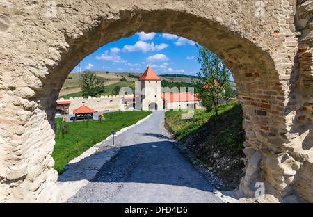 Le rovine della fortezza di Rupea, dalla Transilvania medioevale, costruita dai sassoni nel XIV secolo, oggi punto di riferimento della Romania Foto Stock