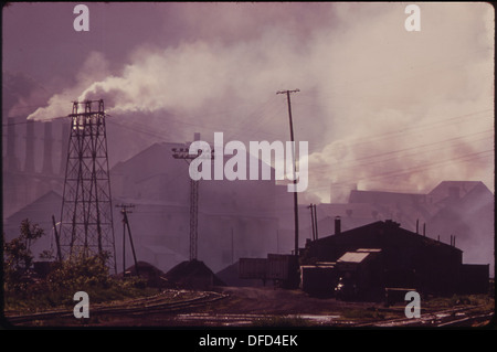 Emissione dalla Union Carbide Ferro Alloy Plant scurisce il cielo in lega. WV 550982 Foto Stock