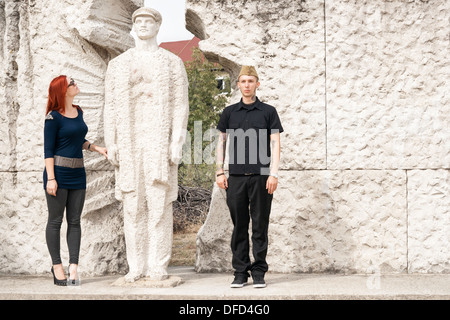 Ungherese di uomo e donna Memento in visita al Parco delle Statue di Budapest, in Ungheria Foto Stock