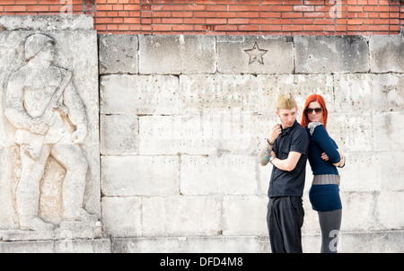 Ungherese di uomo e donna Memento in visita al Parco delle Statue di Budapest, in Ungheria Foto Stock