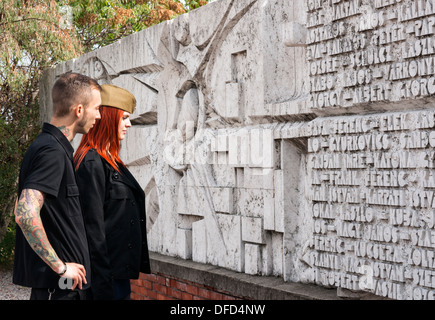 Ungherese di uomo e donna Memento in visita al Parco delle Statue di Budapest, in Ungheria Foto Stock