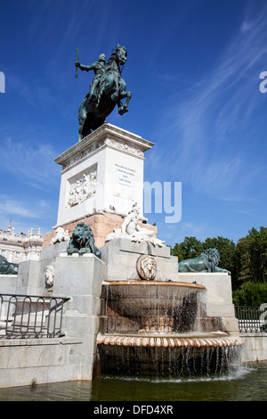 Statua di Felipe IV (vecchio re di Spagna con il Royal Palace dietro). Foto Stock