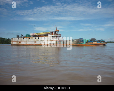 Un carico/nave passeggeri vele lungo il Rio delle Amazzoni nei pressi di Iquitos, Perù Foto Stock