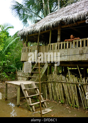 Una tipica casa di legno in una comunità del villaggio nella foresta amazzonica, vicino a Iquitos, Loreto, Perù Foto Stock