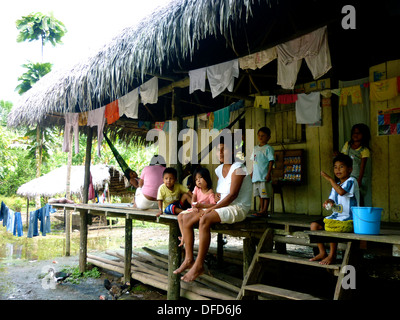 Una tipica casa di legno in una comunità del villaggio nella foresta amazzonica, vicino a Iquitos, Loreto, Perù Foto Stock