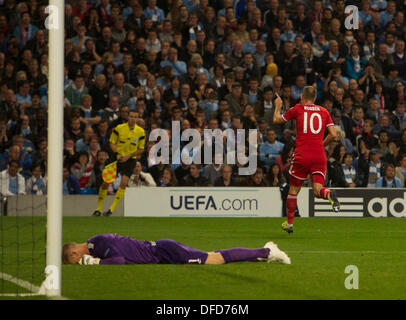 02.10.2013 Manchester, Inghilterra. Città uomo keeper Joe Hart si sente il dolore come del Bayern Monaco Arjen Roben celebra il suo obiettivo di rendere 3-0 durante il gruppo D UEFA Champions League fra Manchester City e Bayern Monaco di Baviera dall'Etihad Stadium. Foto Stock