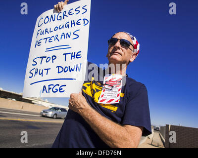 Glendale, Arizona, Stati Uniti. 2 Ottobre, 2013. Un veterano e furloughed dipendente civile a Luke Air Force Base, dimostra alla base mercoledì contro gli effetti del governo parziale arresto causato da una situazione di stallo su Capitol Hill. Circa 30 lavoratori furloughed, tutti i dipendenti civili e membri di AFGE a Luke Air Force Base, ha protestato la parziale chiusura del governo statunitense. Credit: Jack Kurtz/ZUMAPRESS.com/Alamy Live News Foto Stock