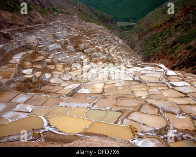 Le Saline di Maras, nella Valle Sacra degli Incas, vicino a Cuzco, Perù Foto Stock