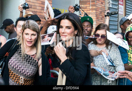 NY, NY, Stati Uniti d'America. 02oct, 2013. L'attrice Sandra Bullock con assistente, è circondato dai fan come lei arriva per comparsa sul Daily Show con Jon Stewart; New York City, Mercoledì, Ottobre 2, 2013, USA Credito: Dorothy Alexander/Alamy Live News Foto Stock