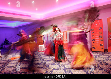 Londra, Regno Unito. 2° ottobre 2013. Tradizionale danzatori indiani intrattenere i membri del comitato e gli ospiti con il lancio ufficiale evento per Diwali sulla piazza 2013. Credito: Elsie Kibue / Alamy Live News Foto Stock