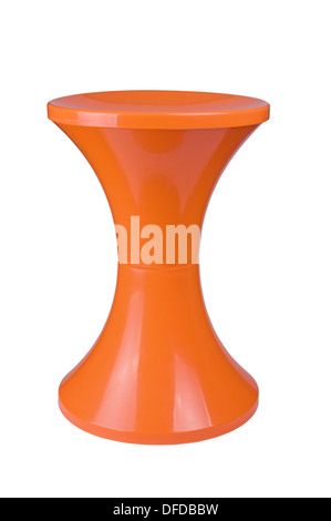Arancione sgabello in plastica isolato su sfondo bianco Foto Stock