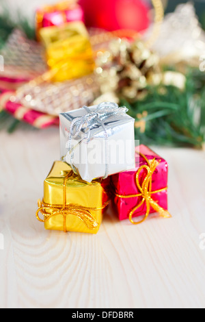 Regalo di natale scatole, decorazione sullo sfondo Foto Stock
