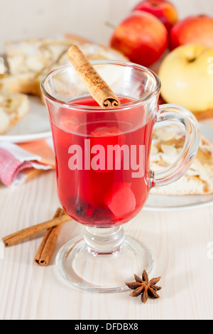 Bicchiere di vin brulé, torta di mele sullo sfondo Foto Stock