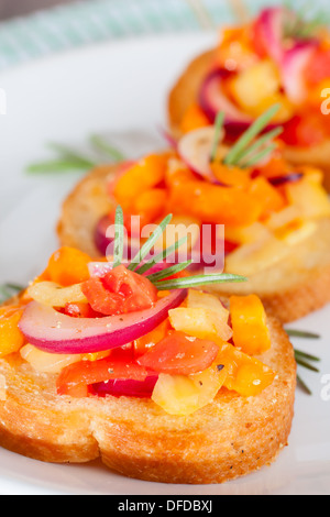 Bruschetta con pomodori freschi e cipolla rossa Foto Stock