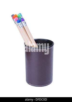 Diverse le matite con gomme differenti colori in una tazza isolata su sfondo bianco Foto Stock