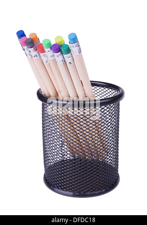 Diverse le matite con gomme differenti colori in una maglia cup isolati su sfondo bianco Foto Stock