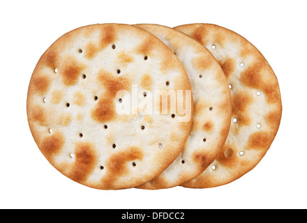 Alcuni crackers di grano isolato su sfondo bianco Foto Stock