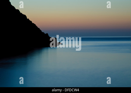 L'ultima luce del giorno si sviluppa su St sposa's Bay, visto da Martin's Haven in Pembrokeshire, Galles. Maggio. Foto Stock