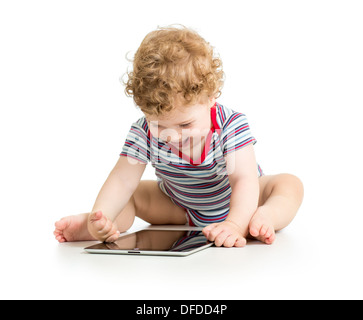 Baby boy giocando con tavoletta digitale isolato su bianco Foto Stock