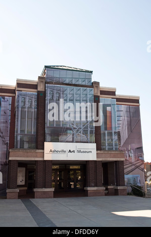 Esterno di Asheville Art Museum a 2 Sud Pack Square, in Asheville, NC, Stati Uniti d'America. Foto Stock