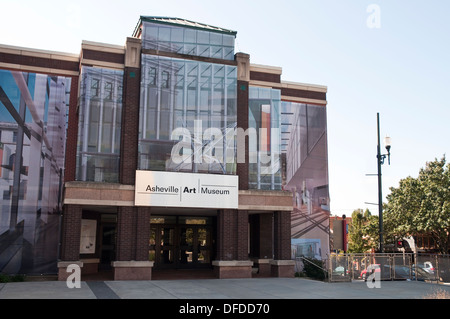 Esterno di Asheville Art Museum a 2 Sud Pack Square, in Asheville, NC, Stati Uniti d'America. Foto Stock