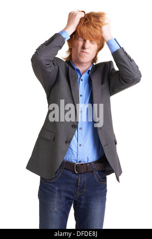 Ritratto di giovane ragazzo in smart vestiti tenendo la sua testa in isolamento Foto Stock