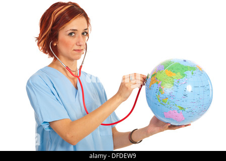 Medico donna esaminare Globo mondo isolato su sfondo bianco Foto Stock