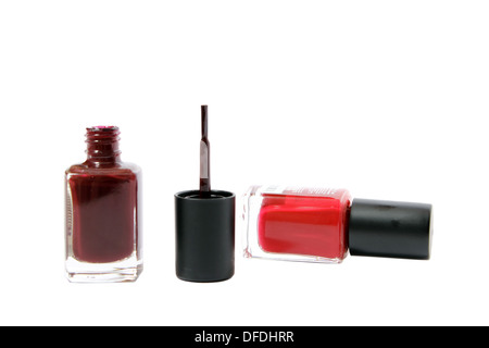 Smalto per unghie bottiglie poste di fronte a uno sfondo bianco. Лак для бутылки ногтей на передней части белый фон. Foto Stock