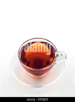 Il tè in tazza su sfondo bianco Foto Stock
