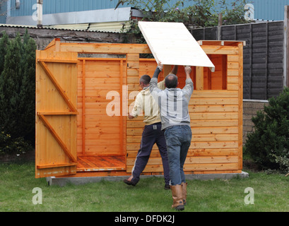 La costruzione di una tettoia in legno Foto Stock