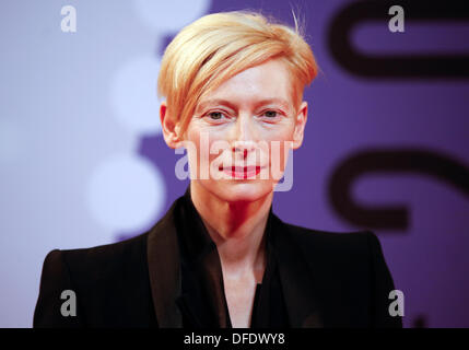 Amburgo, Germania. 02oct, 2013. British attrice e premio Oscar Tilda Swinton arriva sul tappeto rosso per la Hamburg Film Festival di Amburgo, Germania, 02 ottobre 2013. Swinton ha ricevuto il Douglas Sirk Award. Foto: Axel HEIMKEN/dpa/Alamy Live News Foto Stock