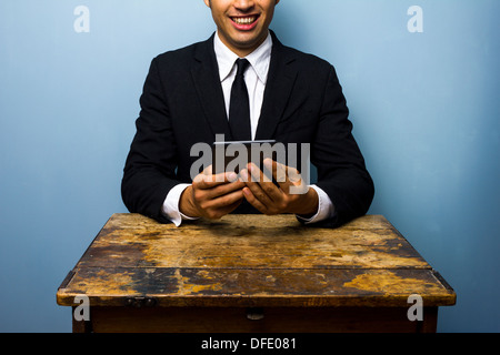 Giovane imprenditore è in fase di lettura su un tablet Foto Stock