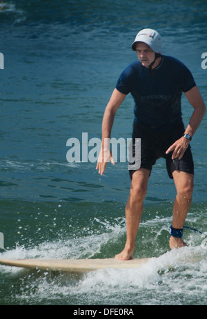 Surfer gettando un grande spruzzo di acqua un'ondata di Bali, Indonesia. Foto Stock