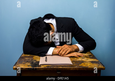 Imprenditore è dormire alla scrivania dopo la firma del contratto Foto Stock
