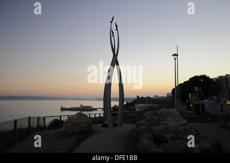 Le frecce rosse memoriale sulla East Cliff di Bournemouth sopra spiaggia al tramonto Dorset Inghilterra Foto Stock