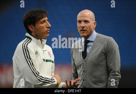 Manchester, Gran Bretagna. 02oct, 2013. Monaco di Baviera fitness coach Lorenzo Buenaventura (L) e il direttore sportivo Matthias Sammer prima della Champions League Gruppo D match tra Manchester City e FC Bayern Monaco di Baviera al City of Manchester Stadium di Manchester, Gran Bretagna, 02 ottobre 2013. Foto: ANDREAS GEBERT/dpa/Alamy Live News Foto Stock