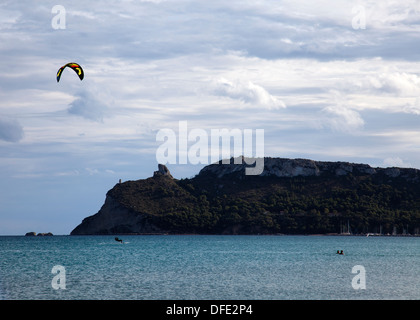 La spiaggia del Poetto con il promontorio conosciuto come Sella del Diavolo a Cagliari, Sardegna Foto Stock