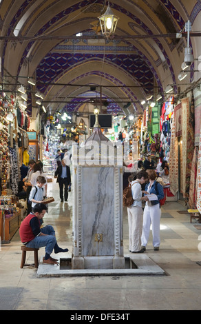 Turchia, Istanbul, Fatih, Sultanahmet, Kapalicarsi, uomo lavando i piedi nel Grand Bazaar. Foto Stock