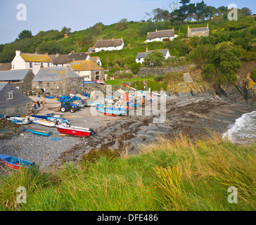 Barche sulla spiaggia al villaggio di pescatori di Cadgwith Cove, Cornwall, Inghilterra Foto Stock