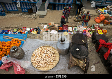 Le bancarelle del mercato a Namche Bazaar, Nepal, Asia Foto Stock