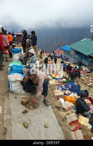 Le bancarelle del mercato a Namche Bazaar, Nepal, Asia Foto Stock