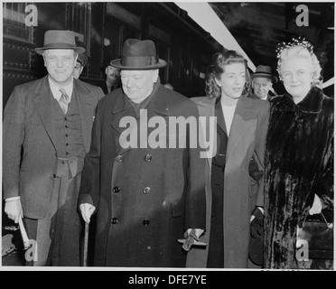 File Fotografia dell'ex primo Ministro britannico Winston Churchill poco dopo il suo arrivo negli Stati Uniti, con membri di... 199348 Foto Stock