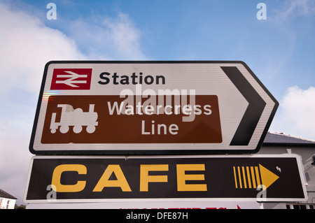 Il crescione Linea ferroviaria segno a Alton Hampshire England Regno Unito Foto Stock