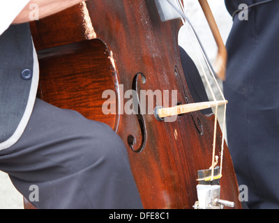 L'uomo gioca molto vecchio contra bass Foto Stock